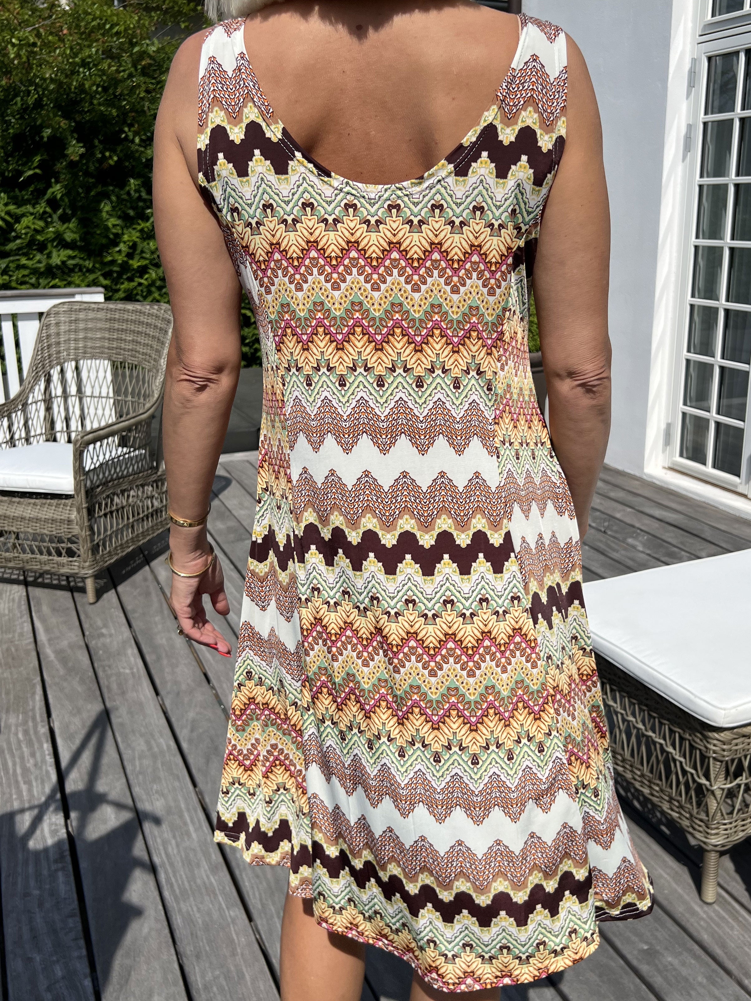 Maj Zigzag - Söt elastisk sommarklänning med mönster